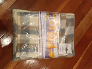 Mantel y servilletas de tela a cuadros