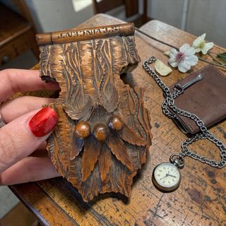 Antico porta orologio in legno intagliato