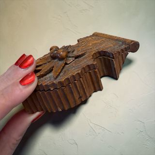 Antico porta orologio in legno intagliato