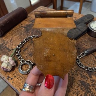 Antico porta orologio in legno intagliato