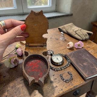 Antico porta orologio in legno intagliato