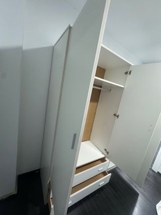 Armario blanco con espejo