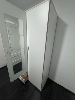 Armario blanco con espejo