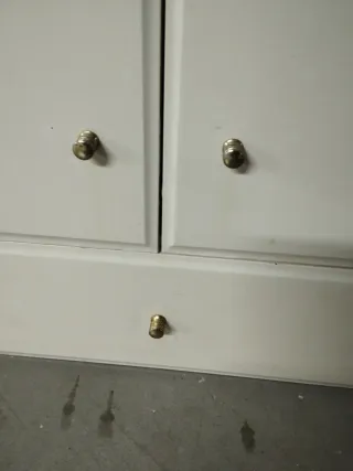 Mueble de baño lacado beig. Ideal para restaurar.