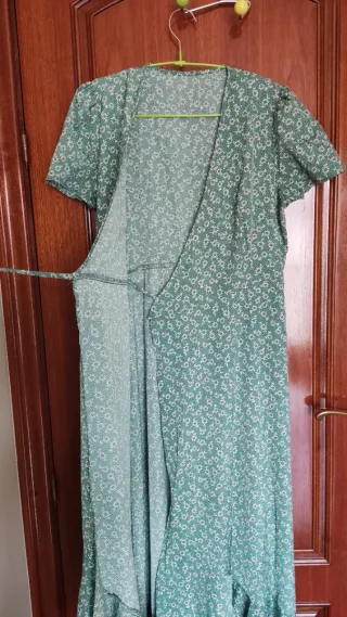 Vestido verde con estampado floral blanco