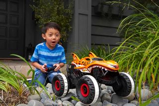 - Hot Wheels Monster Trucks Coche Teledirigido,