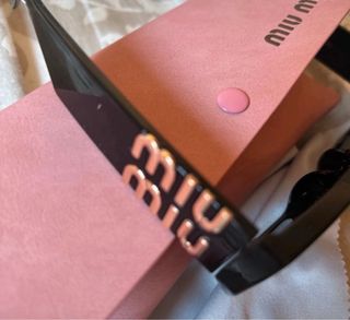 Gafas de sol Miu Miu negras