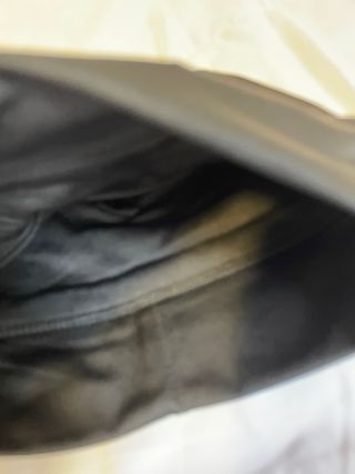 Gorra negra con logo bordado