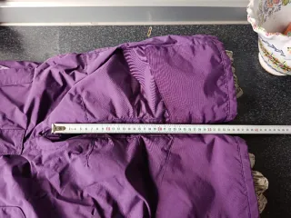 Mono de nieve para niña tiene unos pequeños roces