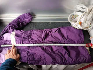 Mono de nieve para niña tiene unos pequeños roces