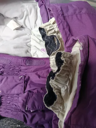 Mono de nieve para niña tiene unos pequeños roces