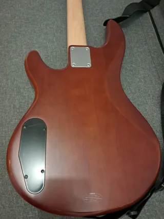 Bajo Eléctrico Yamaha Marrón