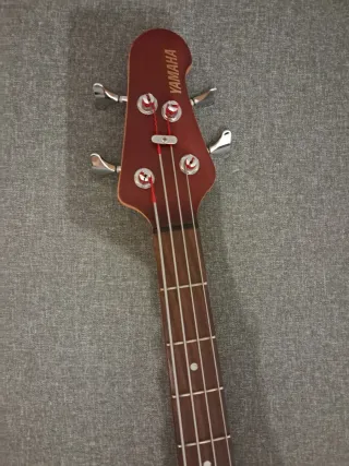 Bajo Eléctrico Yamaha Marrón