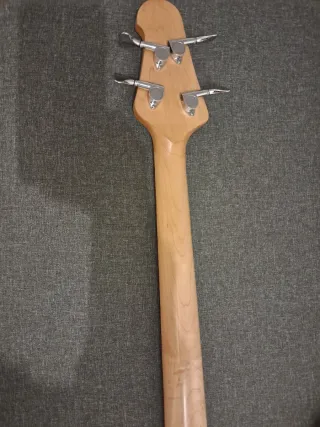 Bajo Eléctrico Yamaha Marrón