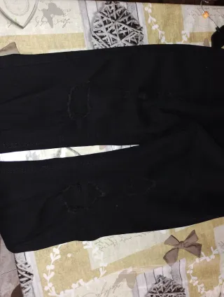 Pantalón vaquero negro elástico desgastado