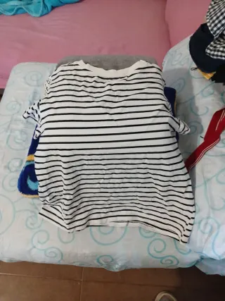 Camiseta SHEIN rayas con corazón rojo