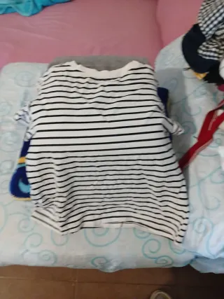 Camiseta SHEIN rayas con corazón rojo