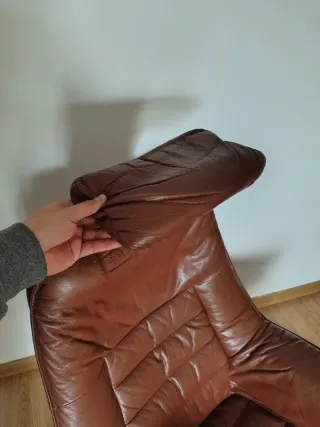 Silla giratoria de piel marrón y patas de madera