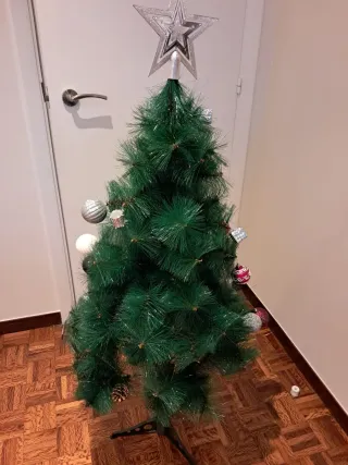 Árbol de Navidad con adornos