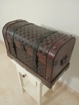 Baúl antiguo de madera y cuero