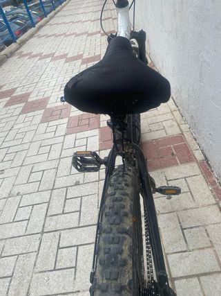 Bicicleta negra en buen estado GT 3.0