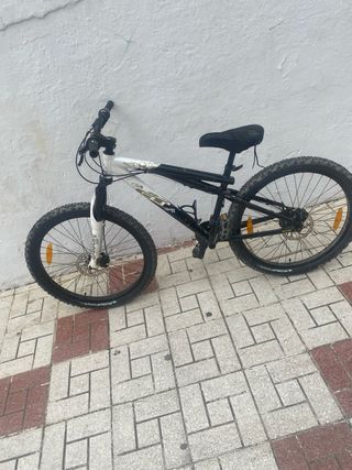 Bicicleta negra en buen estado GT 3.0