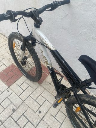Bicicleta negra en buen estado GT 3.0