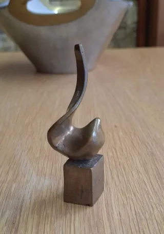 Figura de bronce abstracta