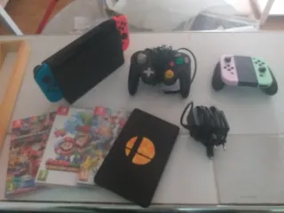 Nintendo Switch + 4 juegos + 2 mandos + DLC's