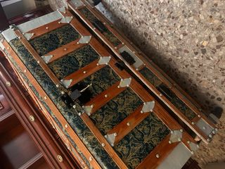 Baúl antiguo de madera y tela