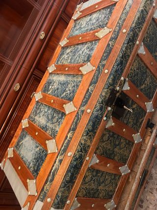 Baúl antiguo de madera y tela