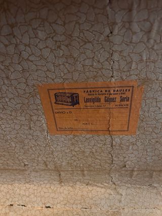 Baúl antiguo de madera y tela