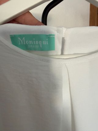 Blusa blanca mangas con vuelo. Marca Monisqui.