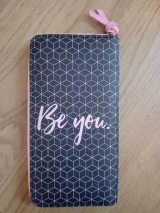 Cartera grande con diseño geométrico