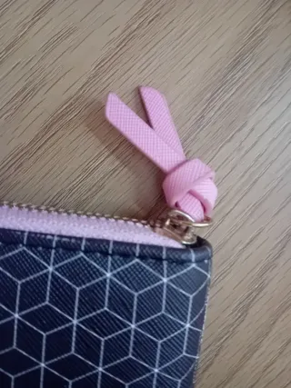 Cartera grande con diseño geométrico