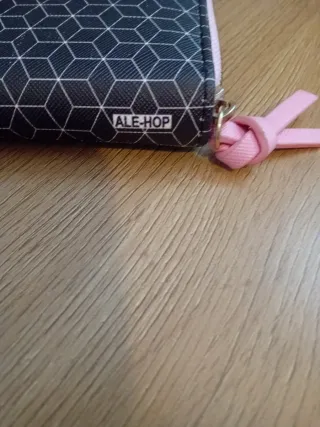 Cartera grande con diseño geométrico