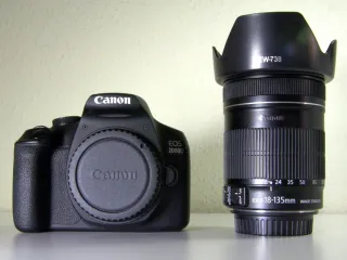 Cámara Canon EOS 2000D + objetivo EF-S 18-135mm IS