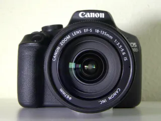 Cámara Canon EOS 2000D + objetivo EF-S 18-135mm IS