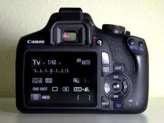 Cámara Canon EOS 2000D + objetivo EF-S 18-135mm IS