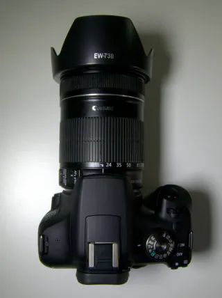 Cámara Canon EOS 2000D + objetivo EF-S 18-135mm IS