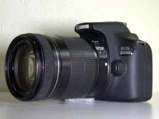 Cámara Canon EOS 2000D + objetivo EF-S 18-135mm IS