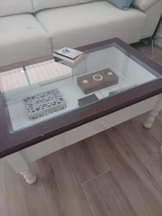 Mesa de centro de madera con tapa de cristal