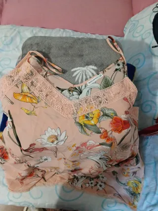 Camisa floral rosa con encaje