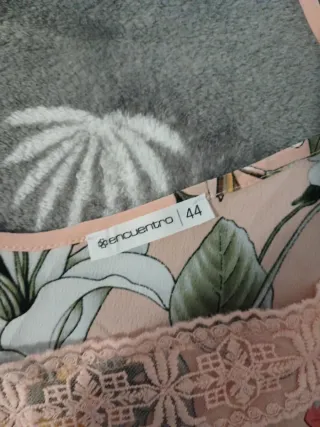 Camisa floral rosa con encaje