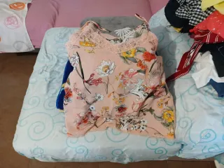 Camisa floral rosa con encaje