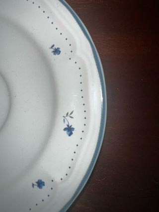 Juego de platos y tazas de porcelana