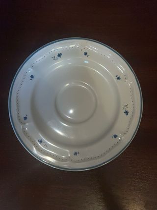 Juego de platos y tazas de porcelana