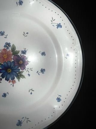 Juego de platos y tazas de porcelana