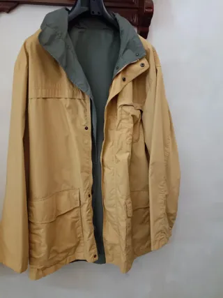 Parka impermeabile gialla e verde