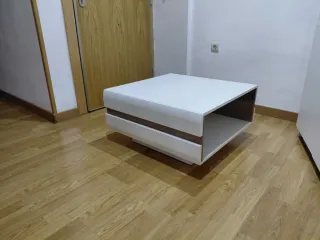 Mesa de centro blanca y madera